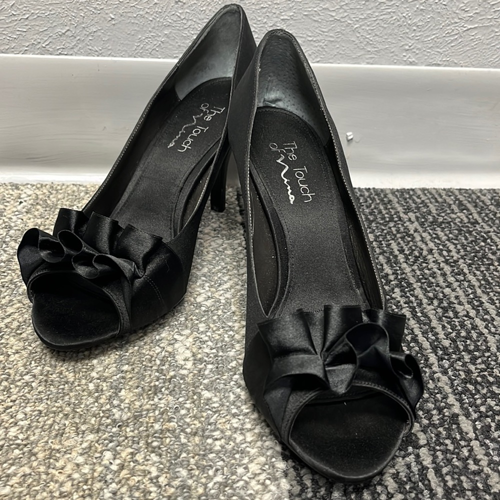 TOUCH OF NINA NWOT Black Peep Ruffle Toe Heels Sz 8.5